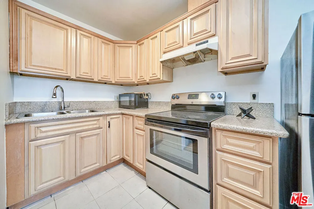 425 S Kenmore Avenue #104 Los Angeles, CA 90020