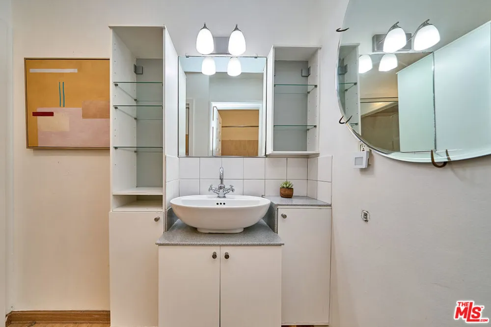 425 S Kenmore Avenue #104 Los Angeles, CA 90020