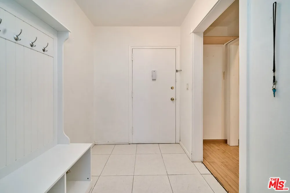 425 S Kenmore Avenue #104 Los Angeles, CA 90020