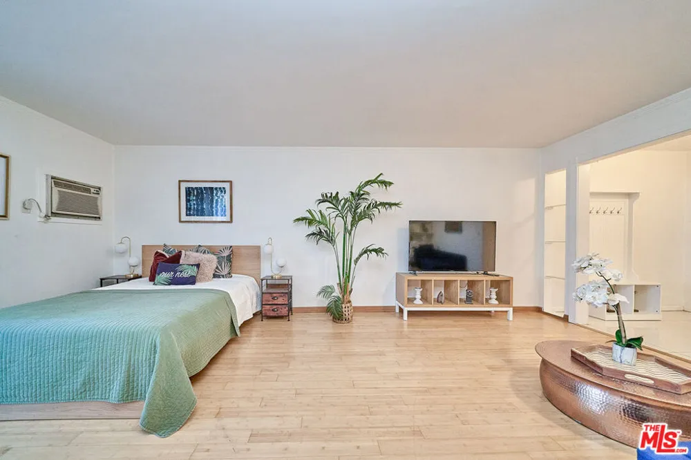 425 S Kenmore Avenue #104 Los Angeles, CA 90020