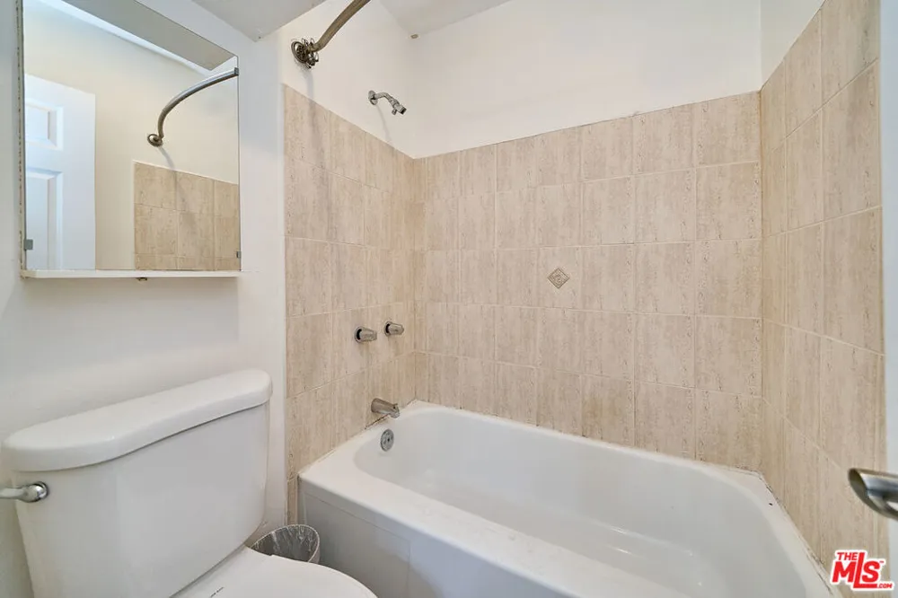 425 S Kenmore Avenue #104 Los Angeles, CA 90020