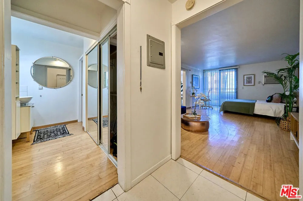 425 S Kenmore Avenue #104 Los Angeles, CA 90020