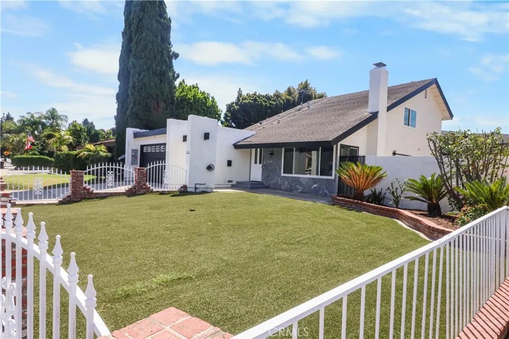 2122 W Chalet Anaheim, CA 92804