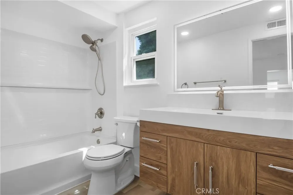 2122 W Chalet Anaheim, CA 92804