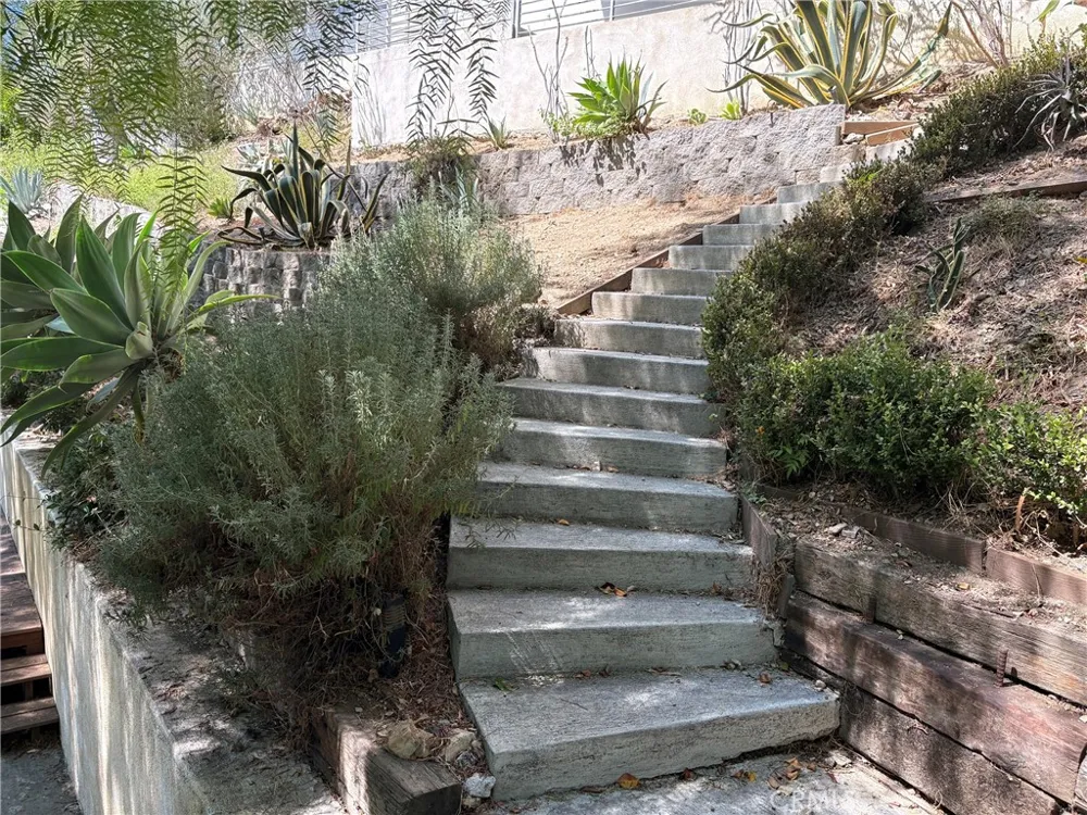 2084 HANSCOM DR South Pasadena, CA 91030