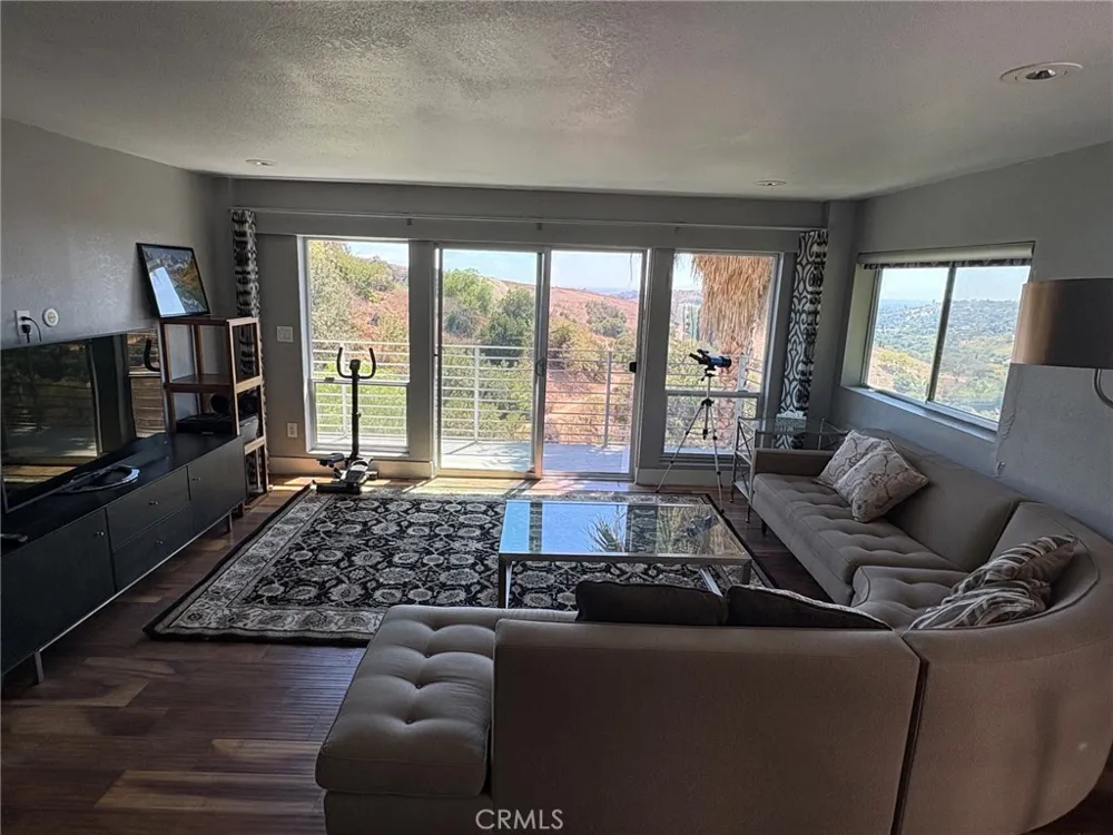 2084 HANSCOM DR South Pasadena, CA 91030