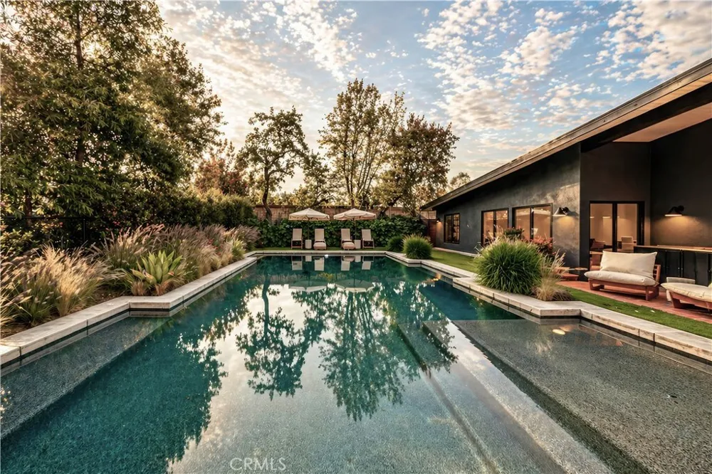18837 Paseo Nuevo Tarzana, CA 91356