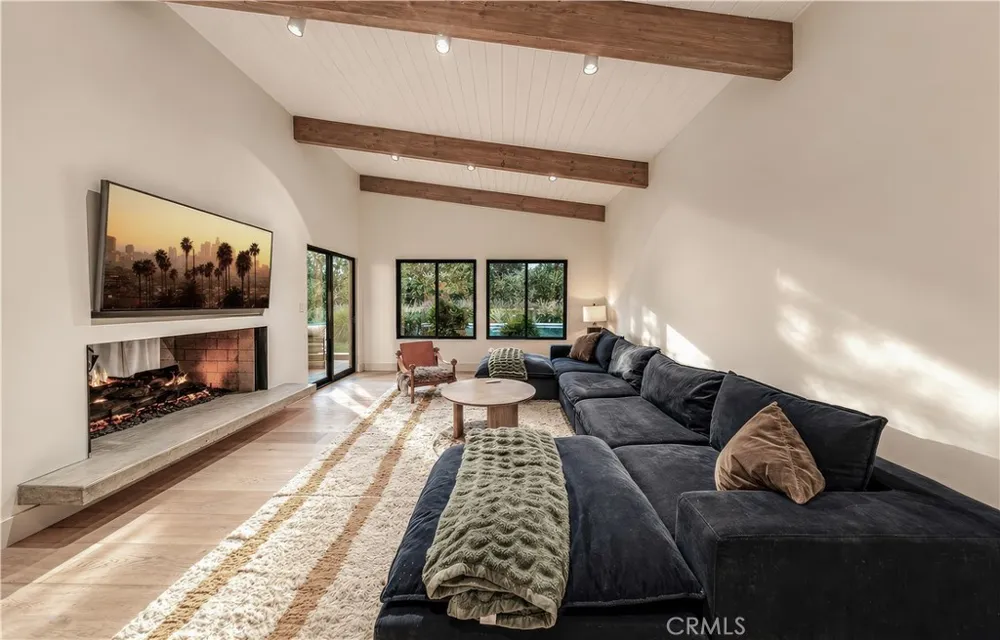18837 Paseo Nuevo Tarzana, CA 91356