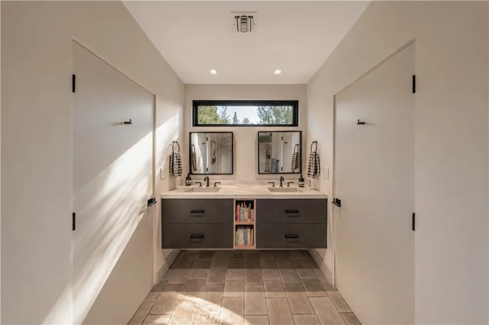18837 Paseo Nuevo Tarzana, CA 91356