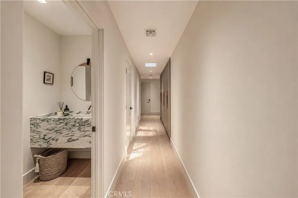 18837 Paseo Nuevo Tarzana, CA 91356