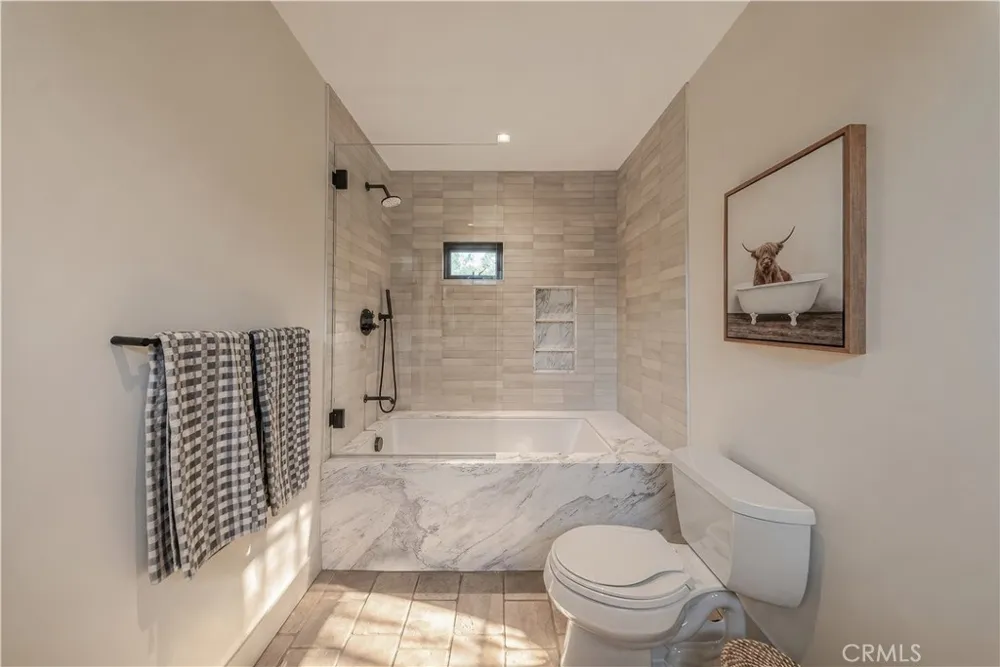 18837 Paseo Nuevo Tarzana, CA 91356