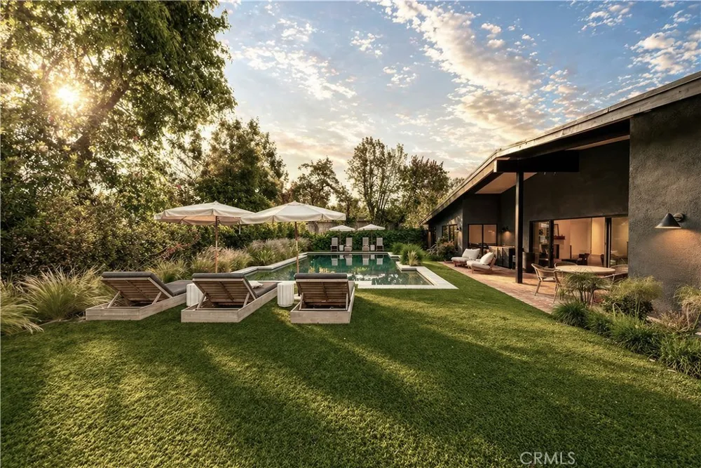 18837 Paseo Nuevo Tarzana, CA 91356