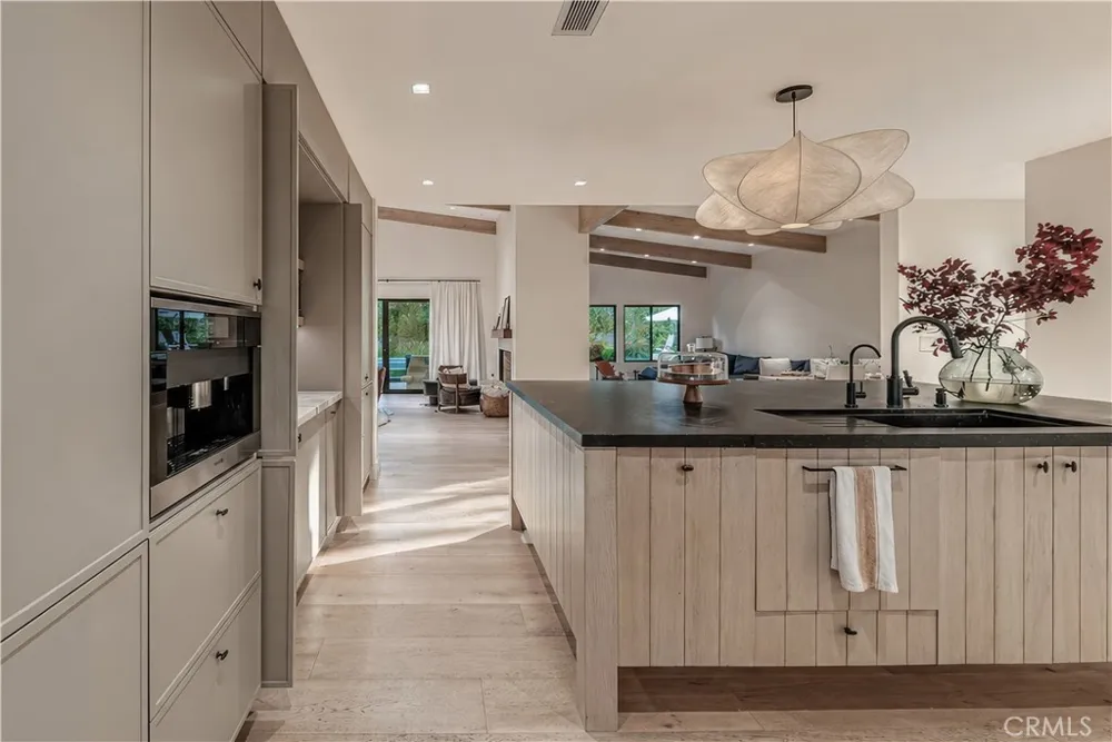 18837 Paseo Nuevo Tarzana, CA 91356
