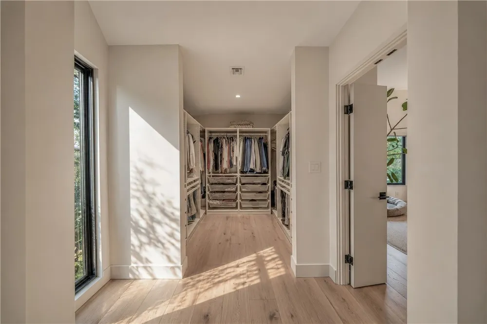 18837 Paseo Nuevo Tarzana, CA 91356