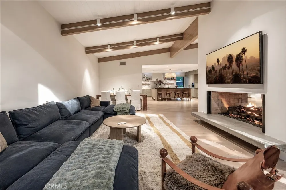 18837 Paseo Nuevo Tarzana, CA 91356