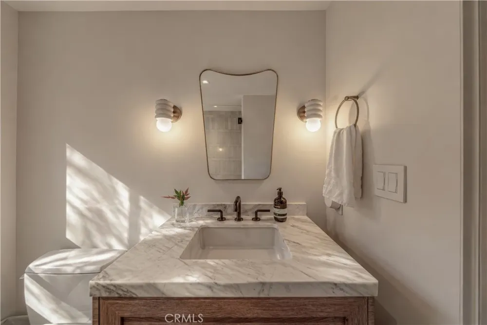 18837 Paseo Nuevo Tarzana, CA 91356