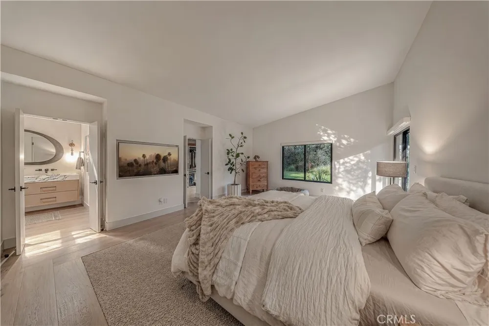 18837 Paseo Nuevo Tarzana, CA 91356