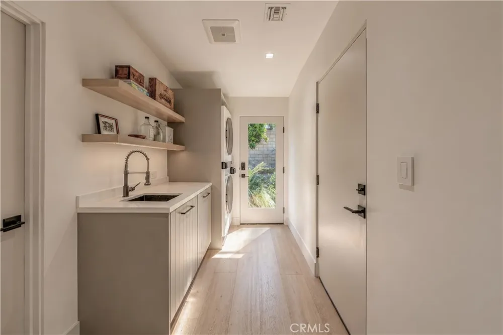 18837 Paseo Nuevo Tarzana, CA 91356