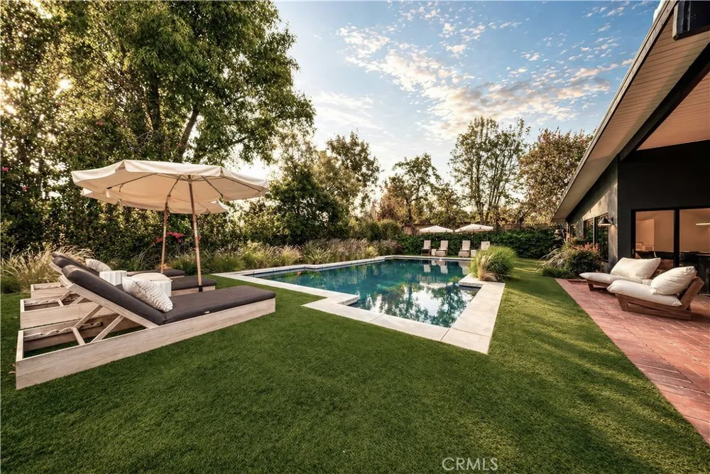 18837 Paseo Nuevo Tarzana, CA 91356