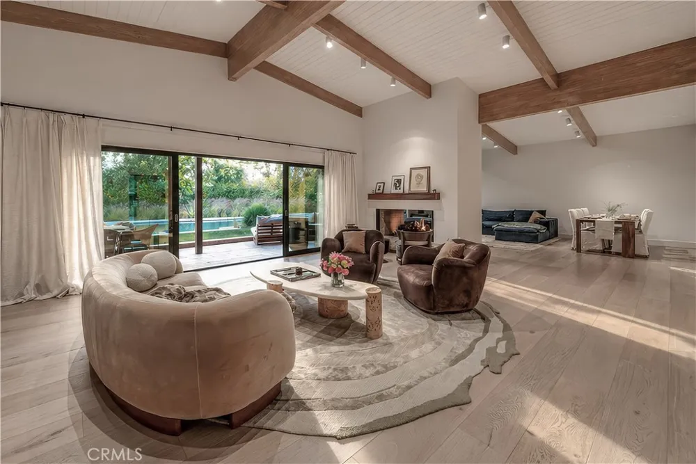18837 Paseo Nuevo Tarzana, CA 91356