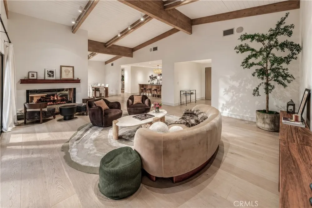 18837 Paseo Nuevo Tarzana, CA 91356