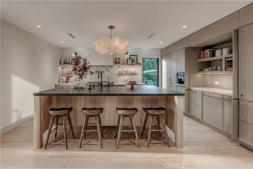 18837 Paseo Nuevo Tarzana, CA 91356