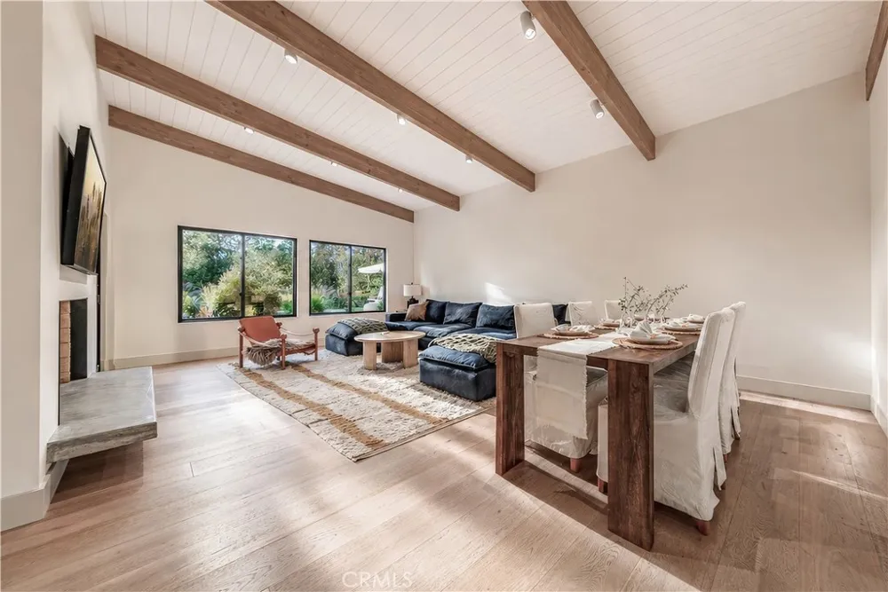 18837 Paseo Nuevo Tarzana, CA 91356