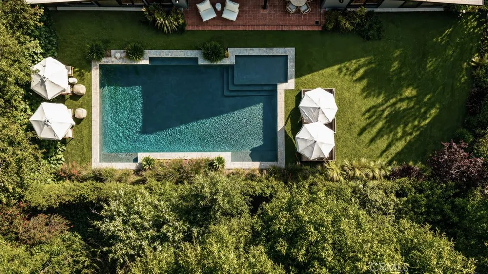 18837 Paseo Nuevo Tarzana, CA 91356