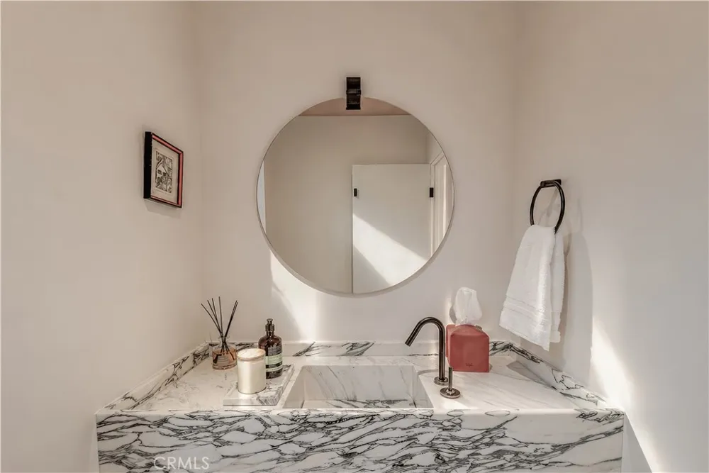 18837 Paseo Nuevo Tarzana, CA 91356