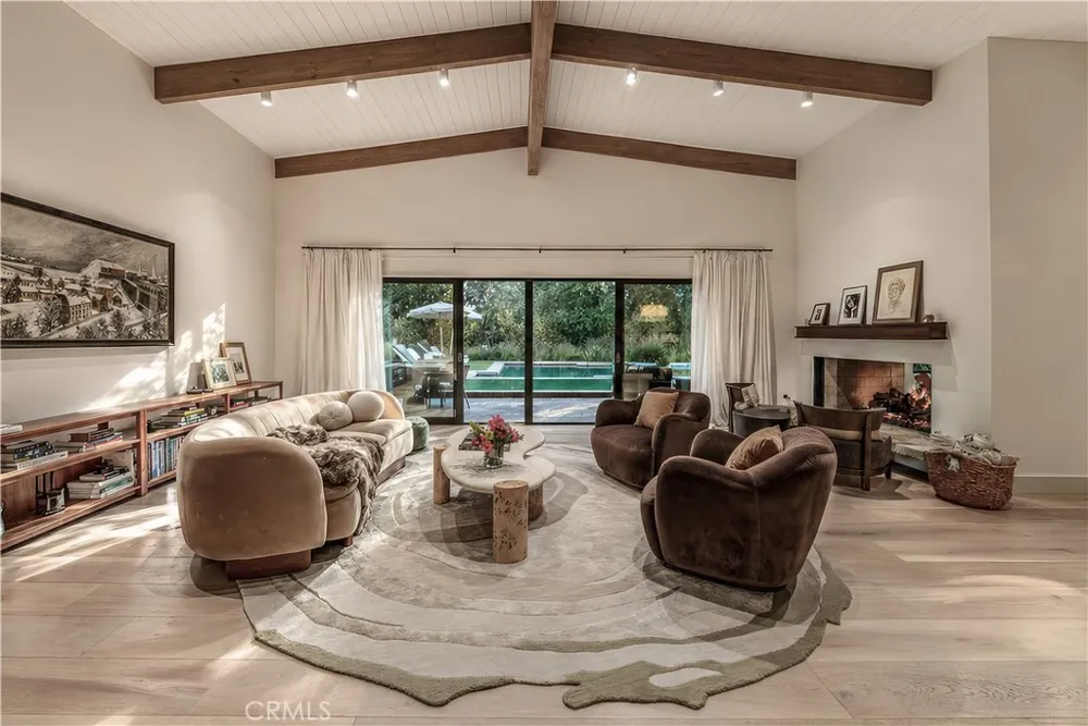 18837 Paseo Nuevo Tarzana, CA 91356