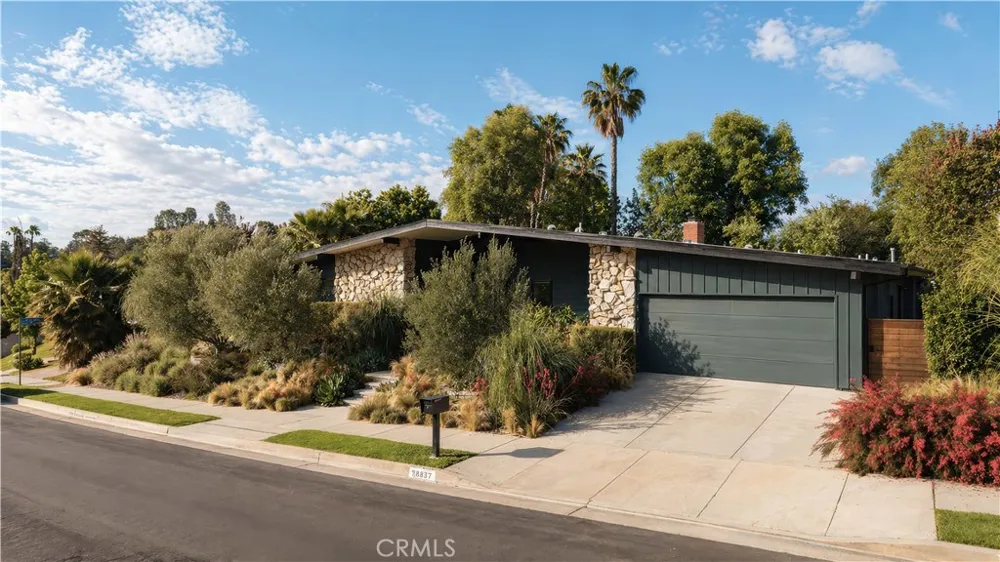 18837 Paseo Nuevo Tarzana, CA 91356