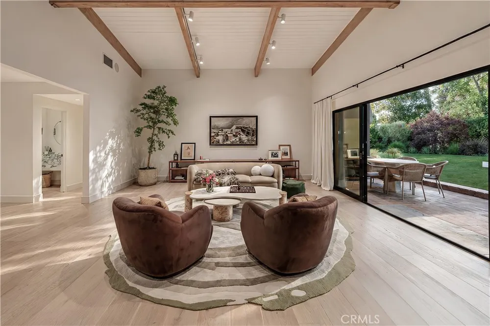 18837 Paseo Nuevo Tarzana, CA 91356