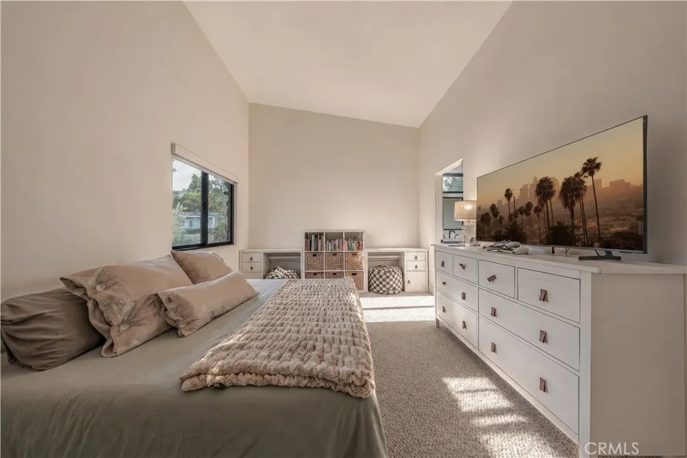 18837 Paseo Nuevo Tarzana, CA 91356