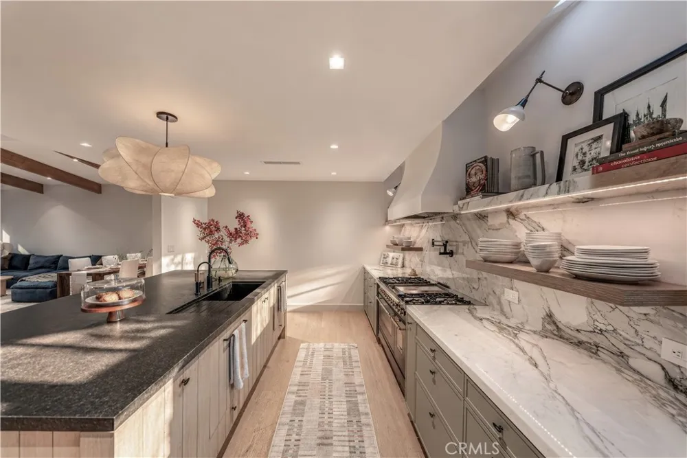 18837 Paseo Nuevo Tarzana, CA 91356