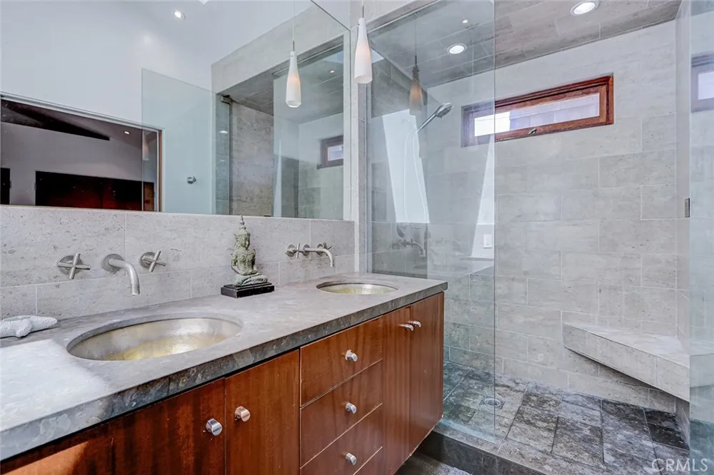 3205 Bayview Drive Manhattan Beach, CA 90266