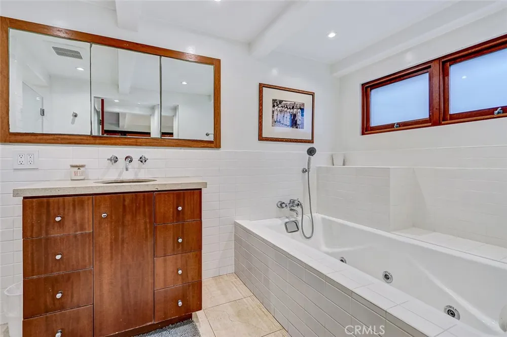 3205 Bayview Drive Manhattan Beach, CA 90266