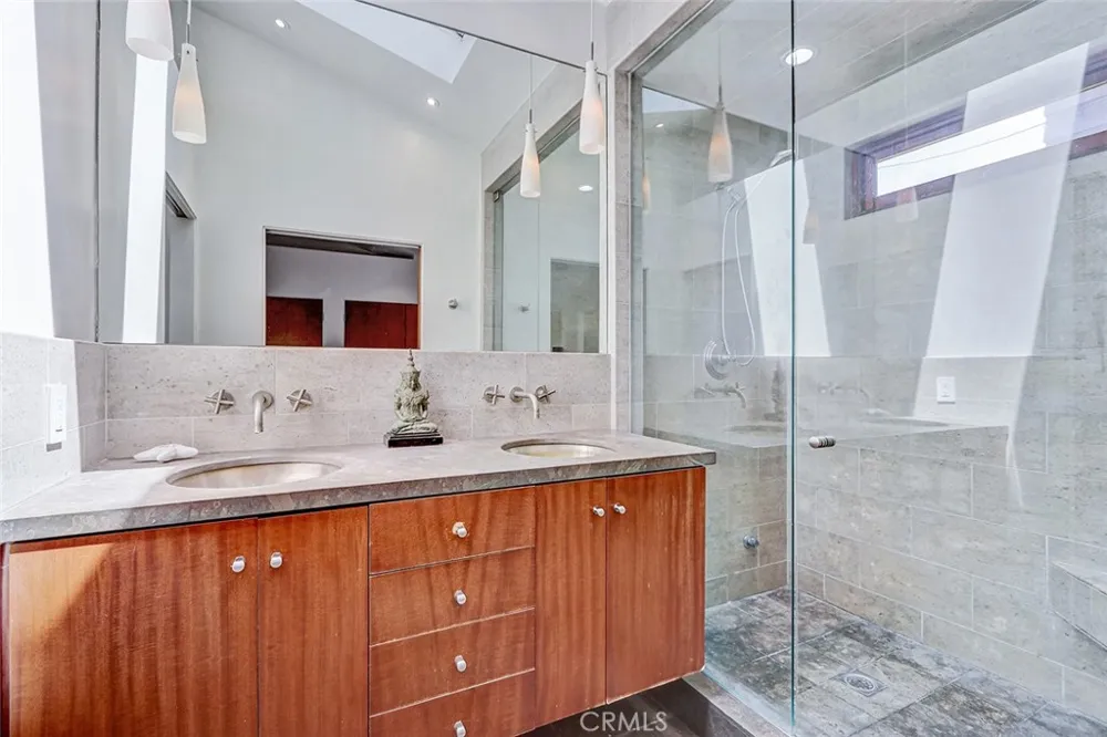 3205 Bayview Drive Manhattan Beach, CA 90266