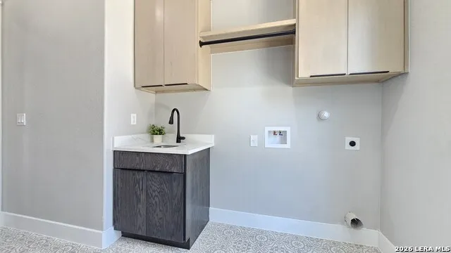 100 PIONEER TRL Adkins, TX 78101