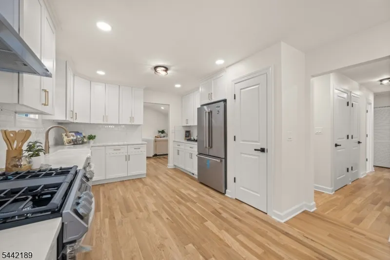 100 Pier Ln Fairfield, NJ 07004