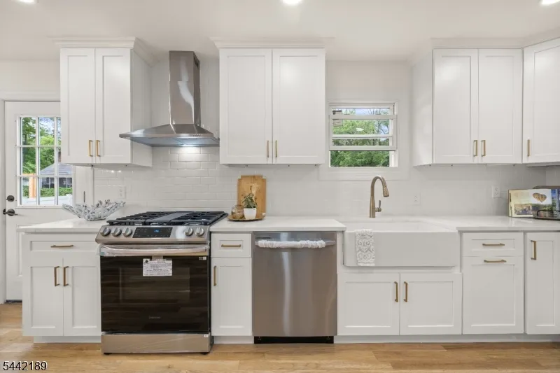 100 Pier Ln Fairfield, NJ 07004