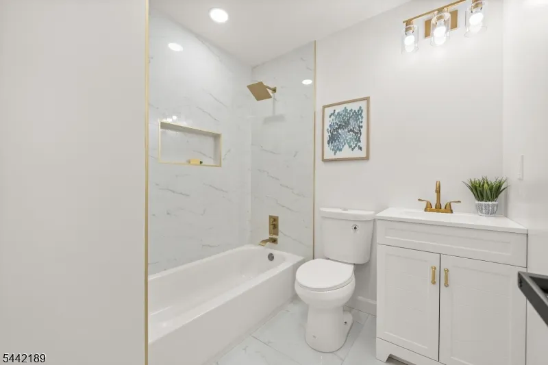 100 Pier Ln Fairfield, NJ 07004