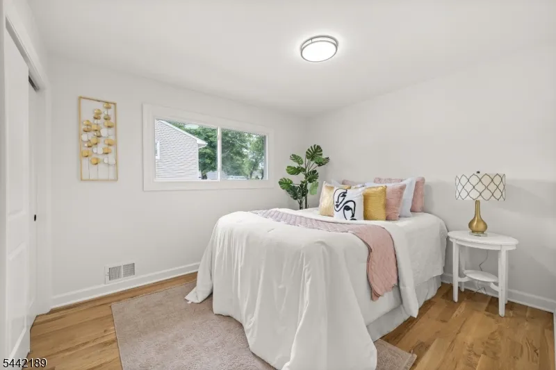 100 Pier Ln Fairfield, NJ 07004