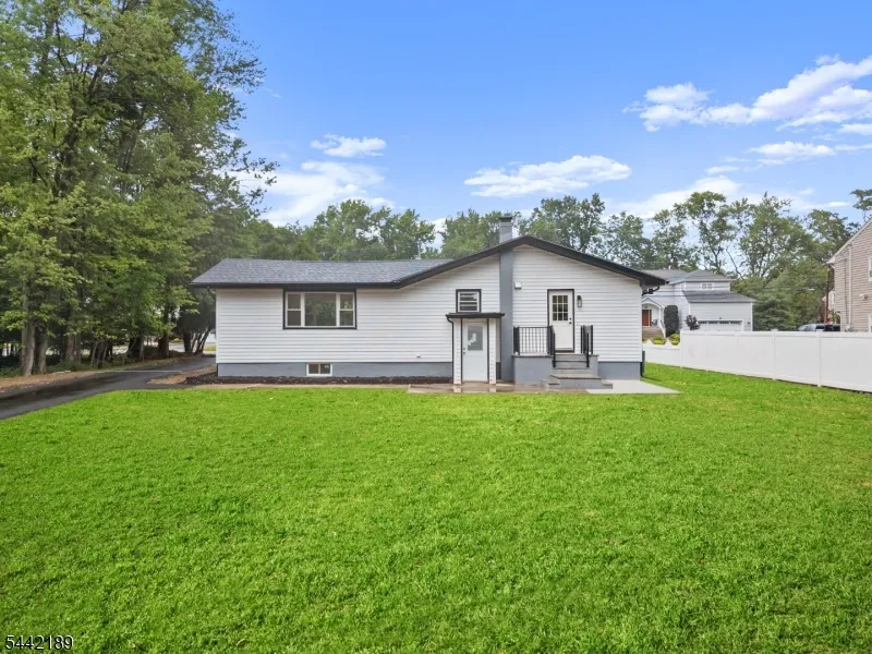 100 Pier Ln Fairfield, NJ 07004
