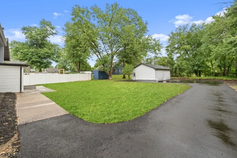 100 Pier Ln Fairfield, NJ 07004