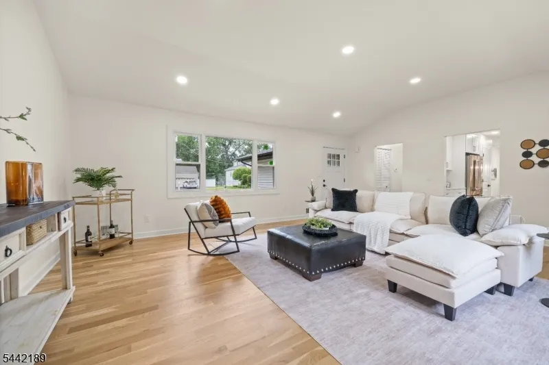 100 Pier Ln Fairfield, NJ 07004