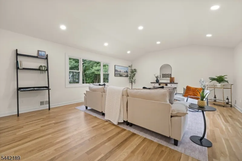 100 Pier Ln Fairfield, NJ 07004