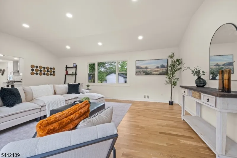 100 Pier Ln Fairfield, NJ 07004