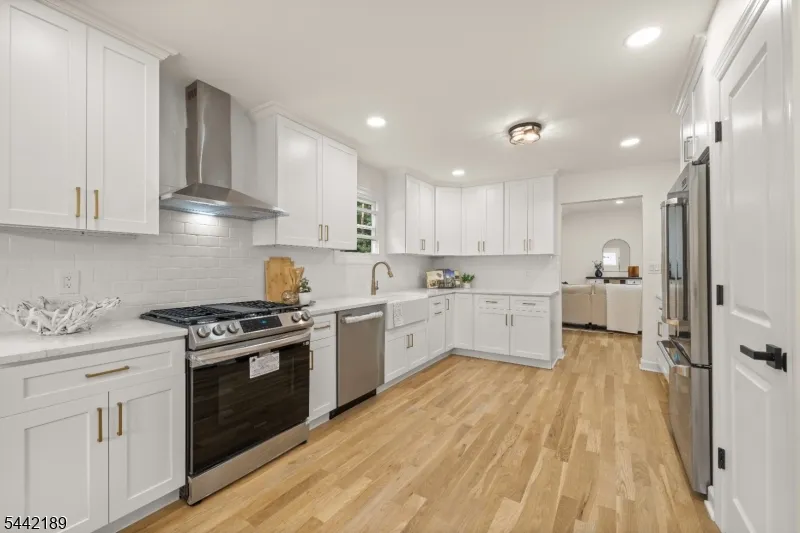 100 Pier Ln Fairfield, NJ 07004