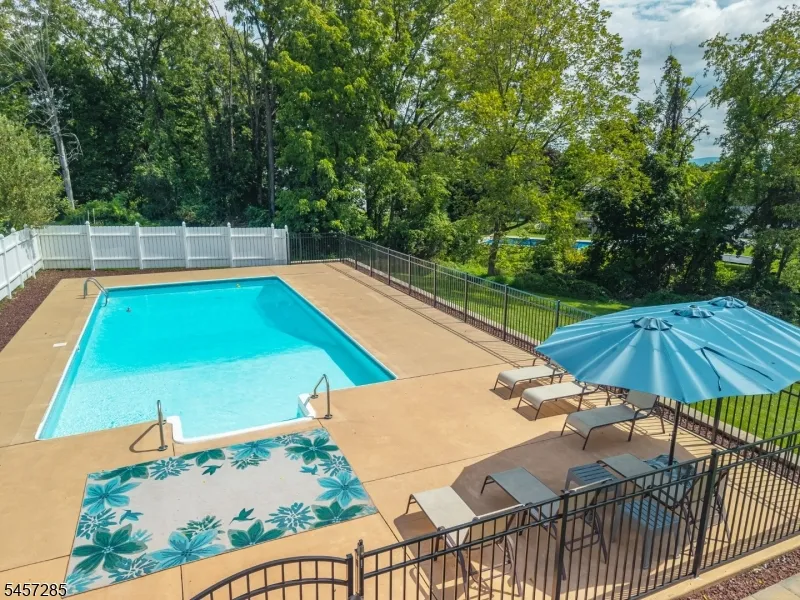 17 Telfer Dr Vernon, NJ 07418