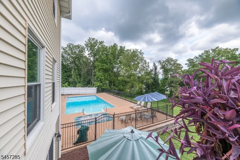 17 Telfer Dr Vernon, NJ 07418